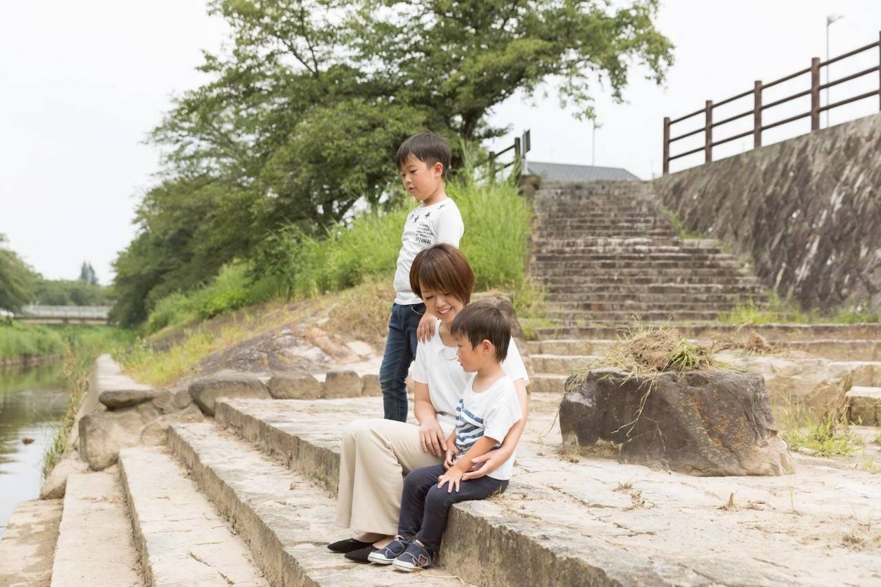 家族と河川敷で